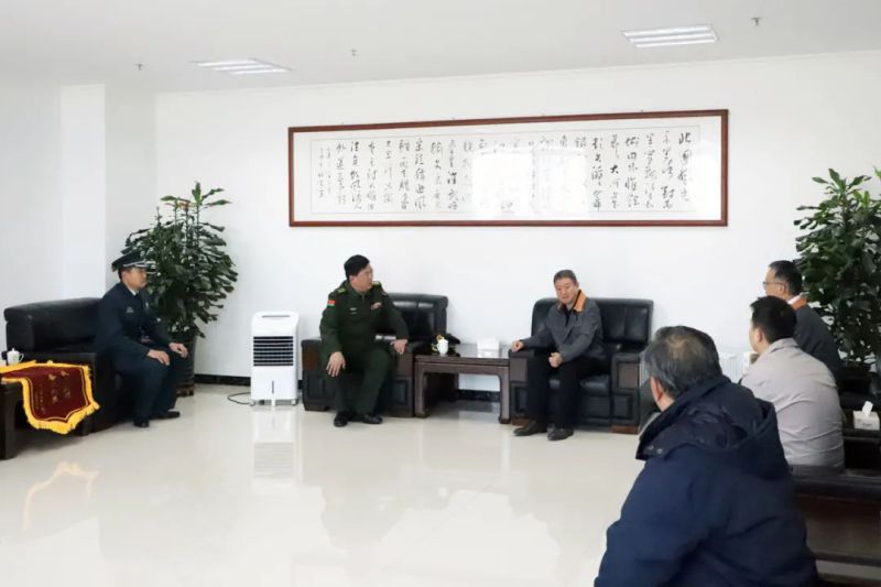 城北區(qū)人民武裝部領(lǐng)導來集團贈送錦旗